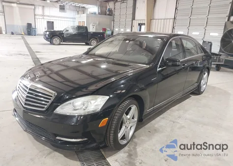 2011 Mercedes-Benz S 550 z USA, uszkodzony, nr VIN WDDNG7BB6BA408675